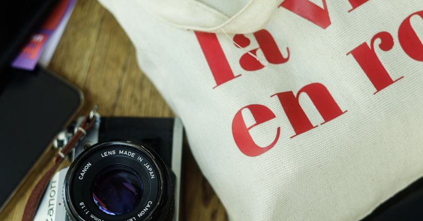 Lift-top Table - A camera bag with the words lave en ros on it